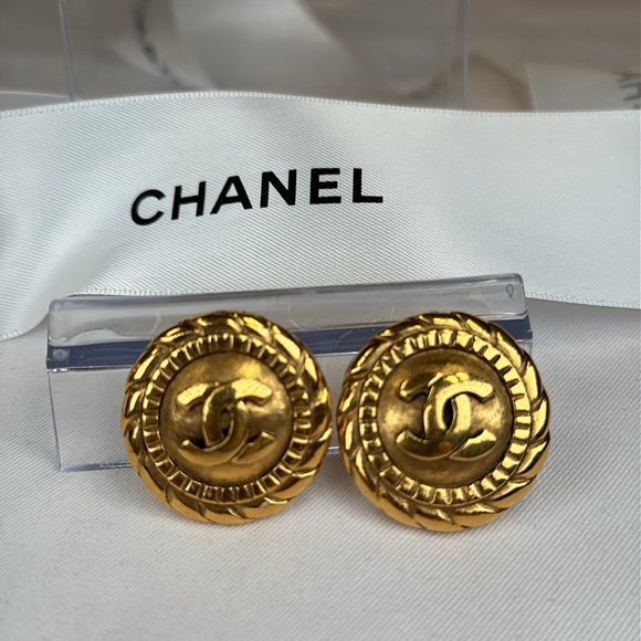 COA CHANEL CC 24K Goldplated Earrings 1.2” Diameter Vintage Clip On - Picture 3 of 9